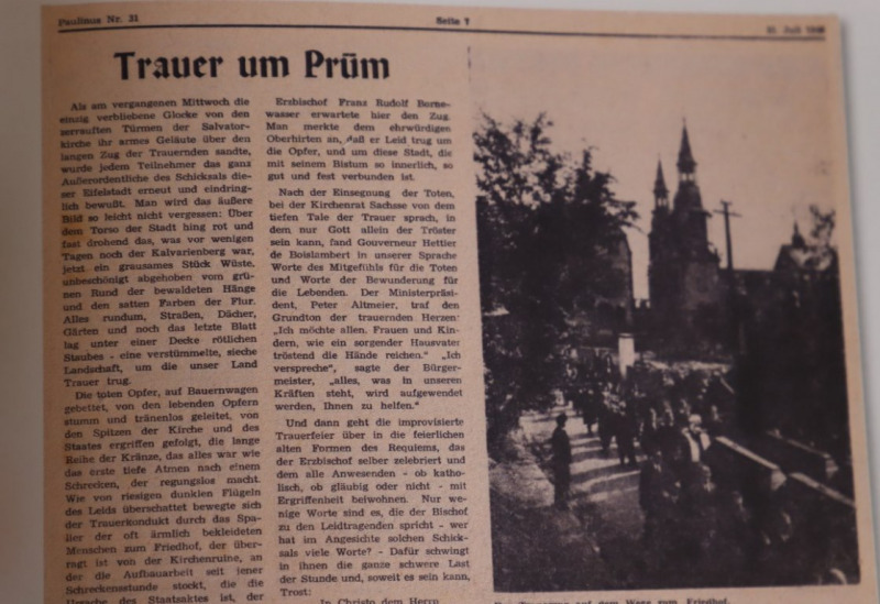 Menschen zwischen Trümmern und Wiederaufbau