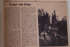 Menschen zwischen Trümmern und Wiederaufbau