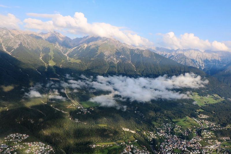 Flug mit dem Rettungsflieger über die Almen am Miemingerberg