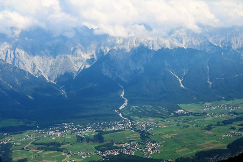 Flug mit dem Rettungsflieger über die Almen am Miemingerberg