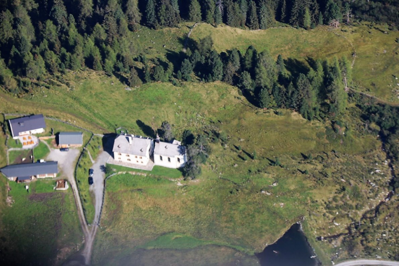 Flug mit dem Rettungsflieger über die Almen am Miemingerberg