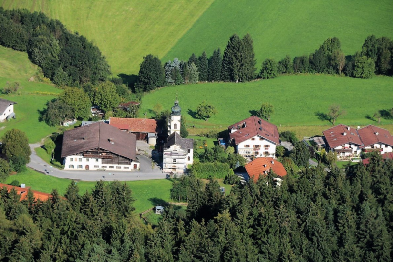 Flug mit dem Rettungsflieger über die Almen am Miemingerberg