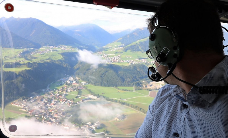 Flug mit dem Rettungsflieger über die Almen am Miemingerberg