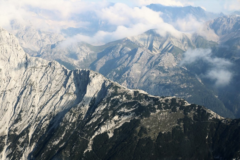 Flug mit dem Rettungsflieger über die Almen am Miemingerberg