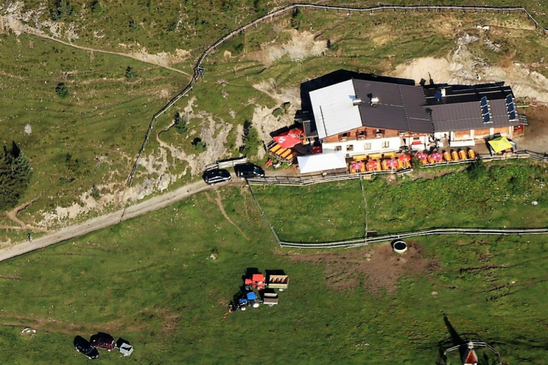 Flug mit dem Rettungsflieger über die Almen am Miemingerberg
