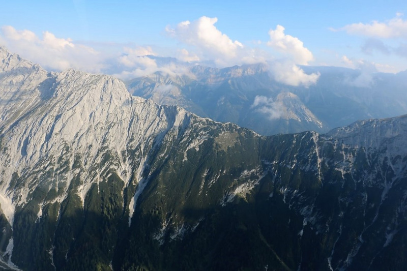 Flug mit dem Rettungsflieger über die Almen am Miemingerberg