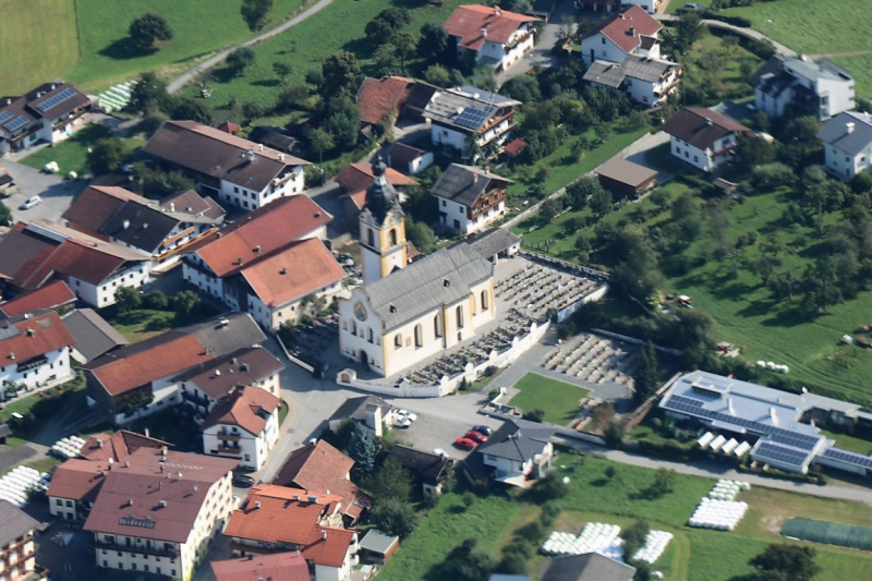 Flug mit dem Rettungsflieger über die Almen am Miemingerberg