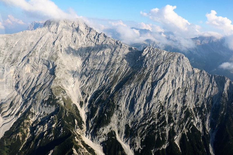 Flug mit dem Rettungsflieger über die Almen am Miemingerberg