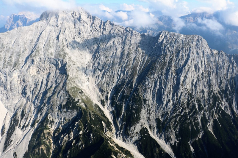 Flug mit dem Rettungsflieger über die Almen am Miemingerberg