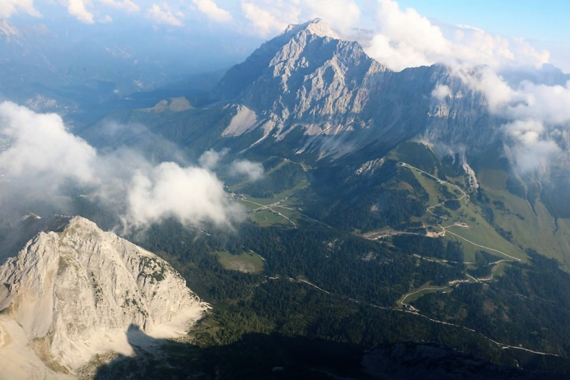Flug mit dem Rettungsflieger über die Almen am Miemingerberg