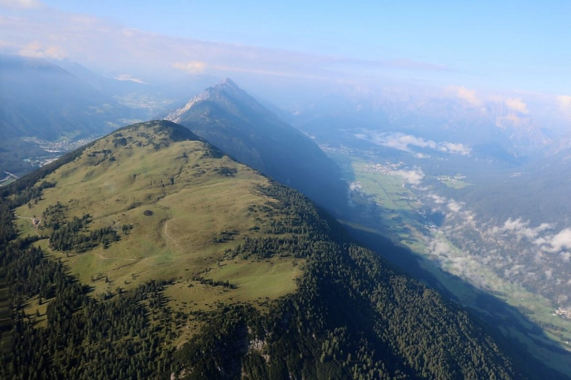 Flug mit dem Rettungsflieger über die Almen am Miemingerberg