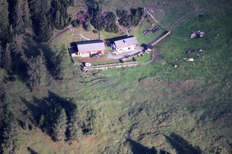 Flug mit dem Rettungsflieger über die Almen am Miemingerberg