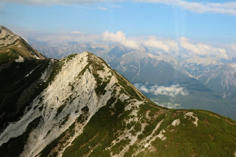Flug mit dem Rettungsflieger über die Almen am Miemingerberg
