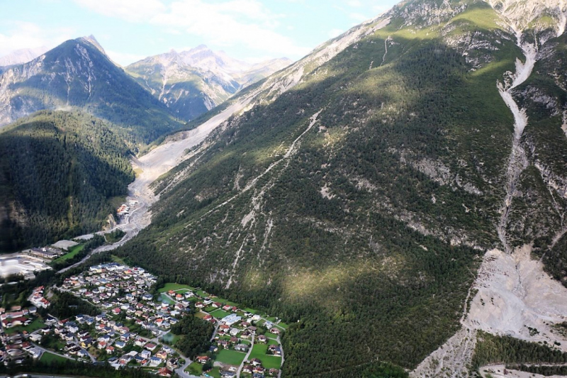 Flug mit dem Rettungsflieger über die Almen am Miemingerberg