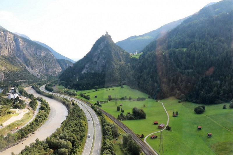 Flug mit dem Rettungsflieger über die Almen am Miemingerberg