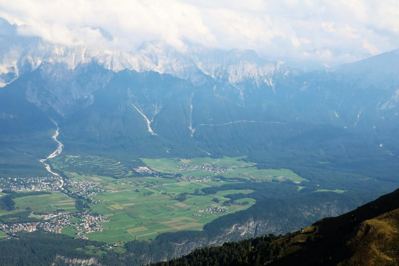 Flug mit dem Rettungsflieger über die Almen am Miemingerberg