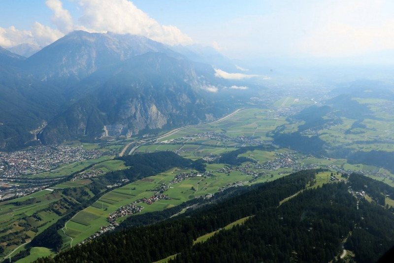 Flug mit dem Rettungsflieger über die Almen am Miemingerberg