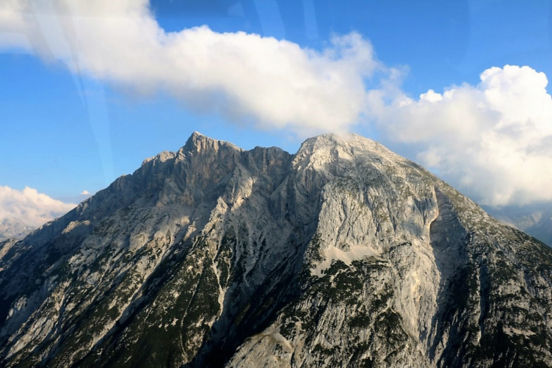 Flug mit dem Rettungsflieger über die Almen am Miemingerberg
