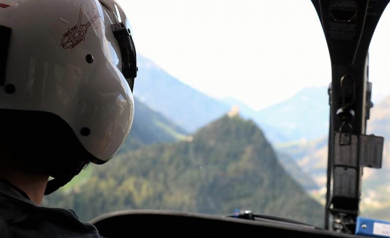 Flug mit dem Rettungsflieger über die Almen am Miemingerberg