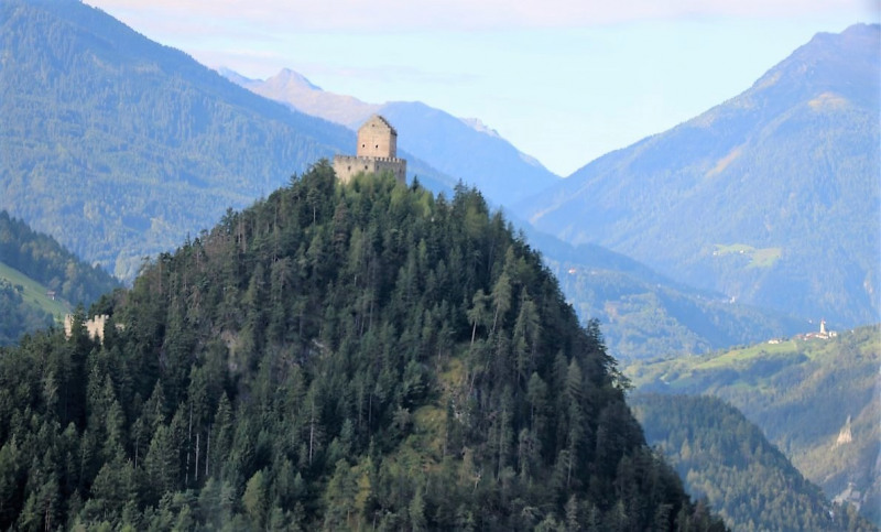 Flug mit dem Rettungsflieger über die Almen am Miemingerberg