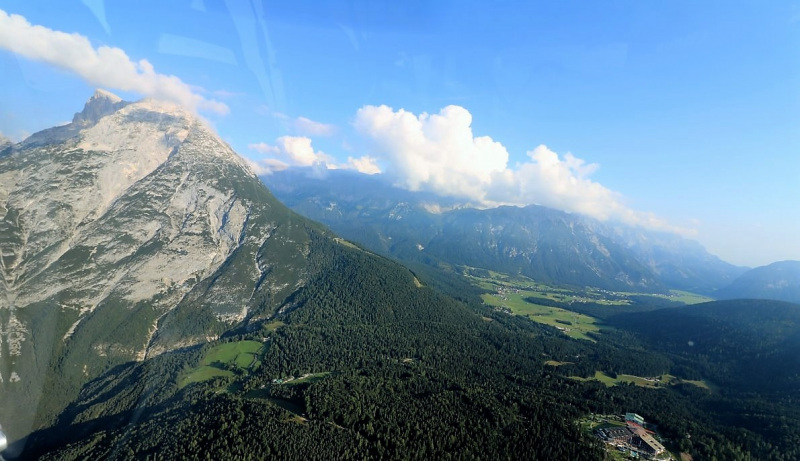Flug mit dem Rettungsflieger über die Almen am Miemingerberg