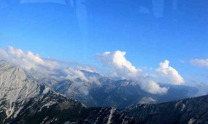 Flug mit dem Rettungsflieger über die Almen am Miemingerberg