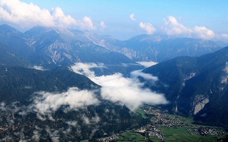 Flug mit dem Rettungsflieger über die Almen am Miemingerberg