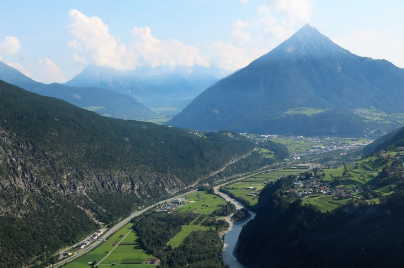 Flug mit dem Rettungsflieger über die Almen am Miemingerberg