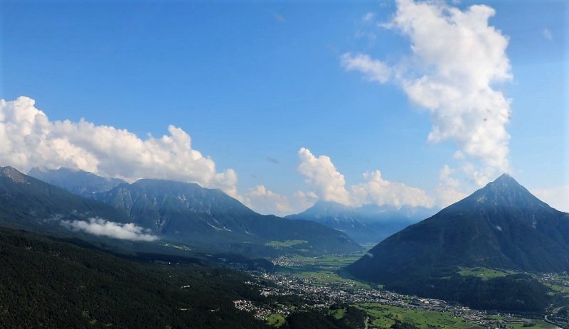 Flug mit dem Rettungsflieger über die Almen am Miemingerberg
