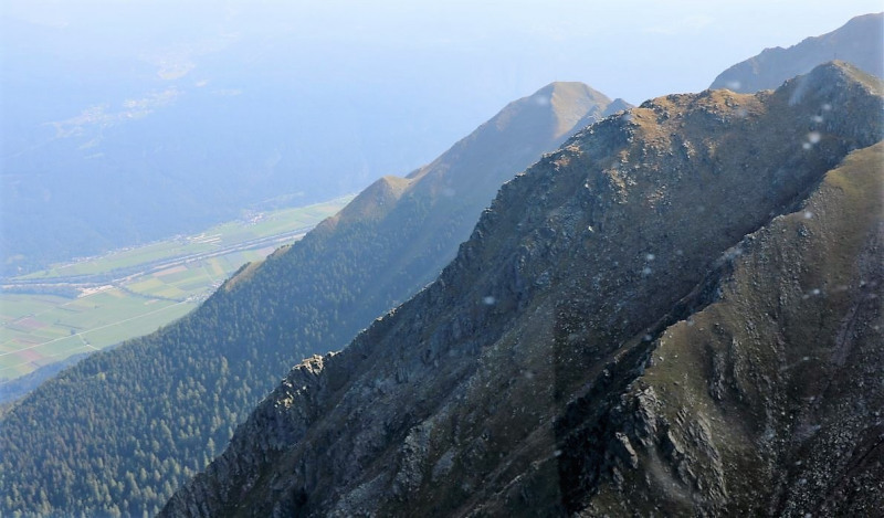 Flug mit dem Rettungsflieger über die Almen am Miemingerberg