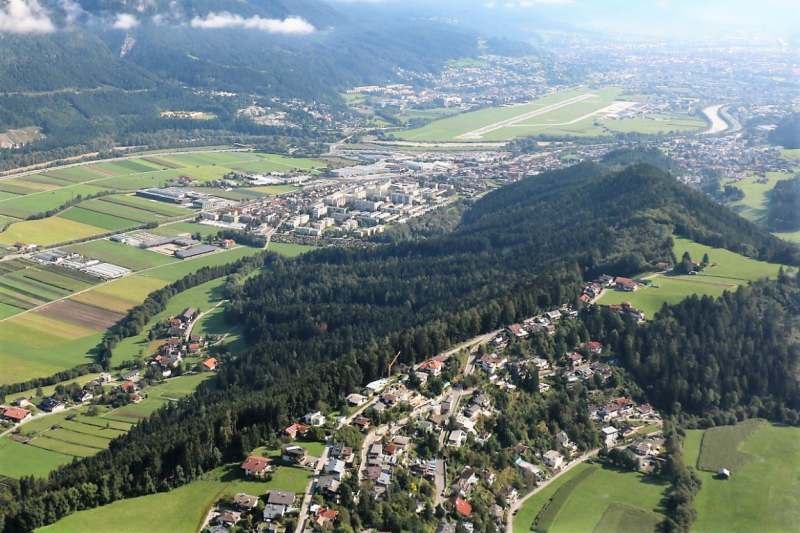 Flug mit dem Rettungsflieger über die Almen am Miemingerberg