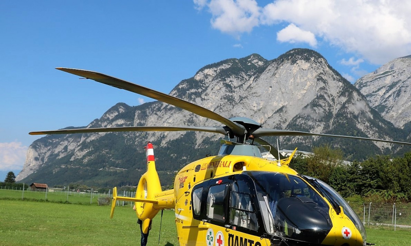 Flug mit dem Rettungsflieger über die Almen am Miemingerberg