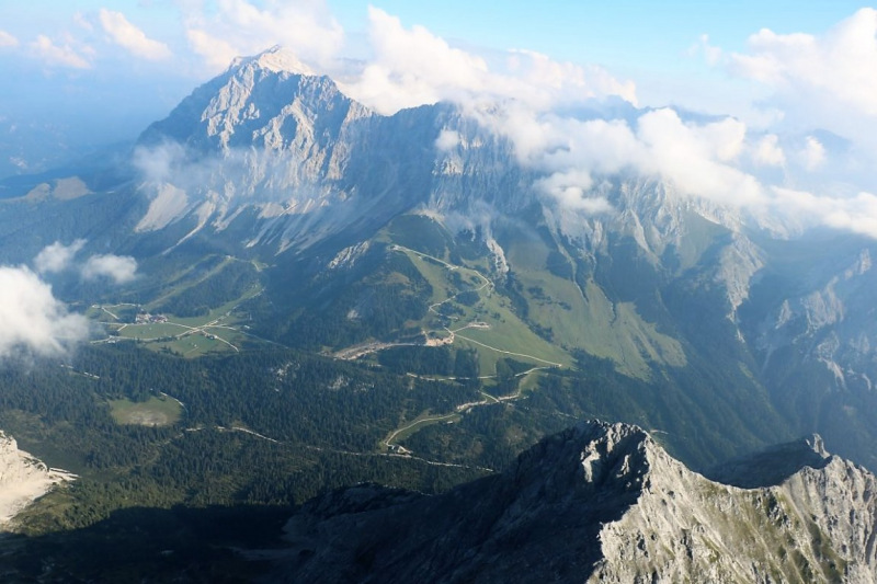 Flug mit dem Rettungsflieger über die Almen am Miemingerberg
