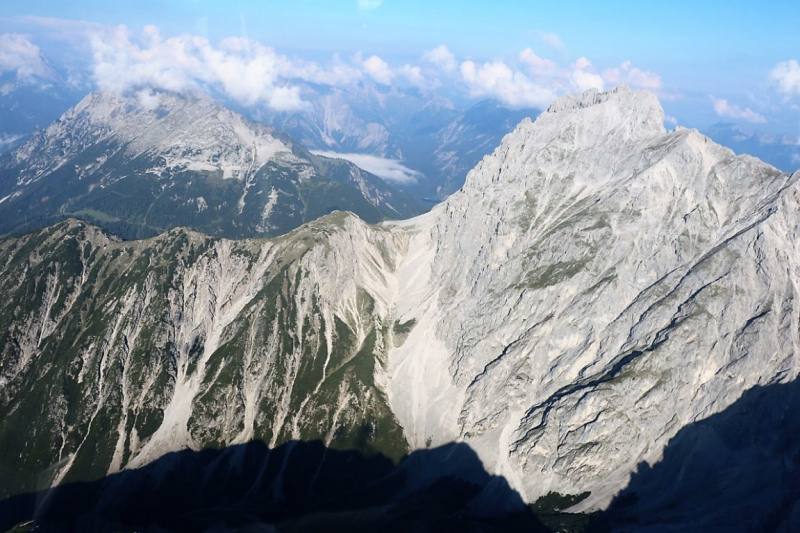 Flug mit dem Rettungsflieger über die Almen am Miemingerberg