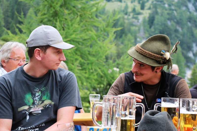 Freilichtbühne Seeben Alm – Almvieh und Wanderer auf Augenhöhe