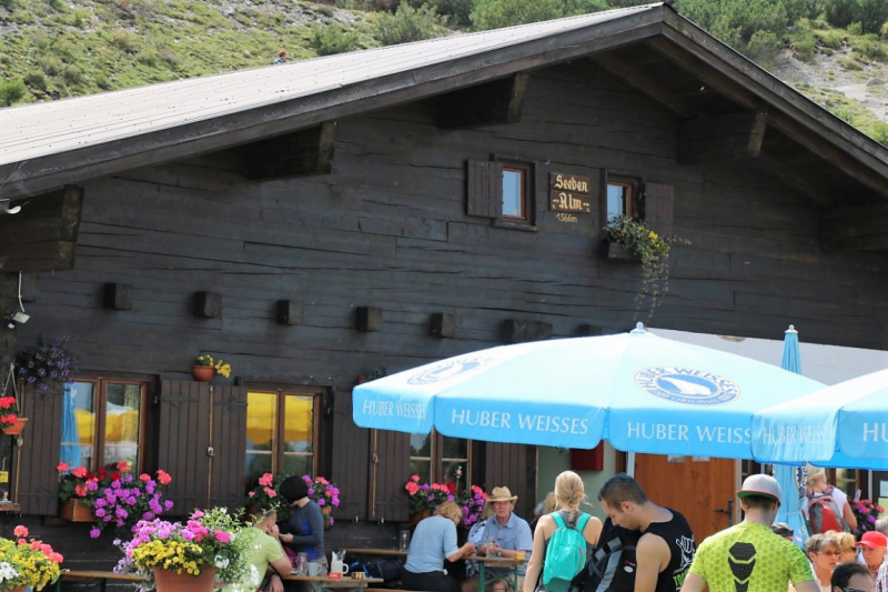 Freilichtbühne Seeben Alm – Almvieh und Wanderer auf Augenhöhe