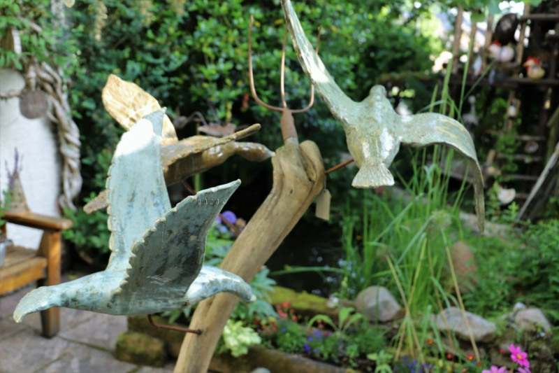 Gartenkunst blüht im Verborgenen – Ton trifft Holz