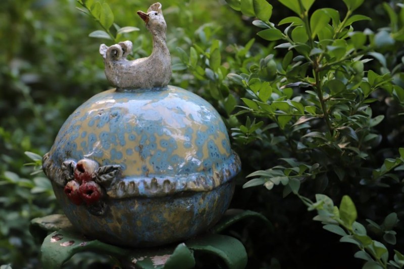 Gartenkunst blüht im Verborgenen – Ton trifft Holz