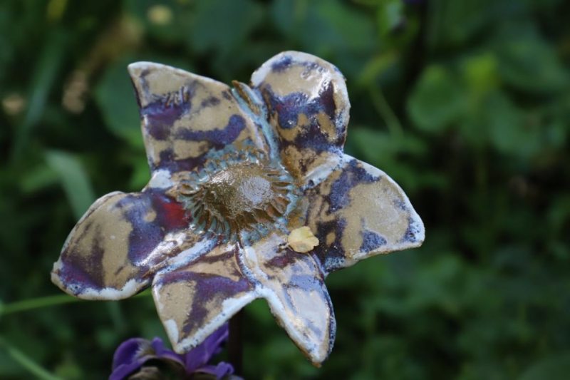 Gartenkunst blüht im Verborgenen – Ton trifft Holz