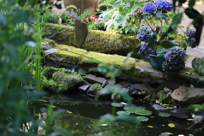 Gartenkunst blüht im Verborgenen – Ton trifft Holz