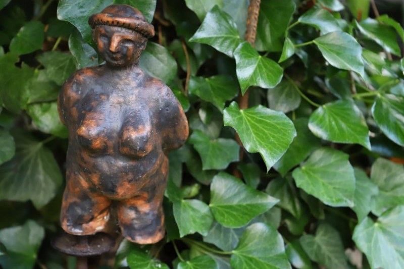 Gartenkunst blüht im Verborgenen – Ton trifft Holz