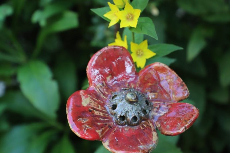 Gartenkunst blüht im Verborgenen – Ton trifft Holz
