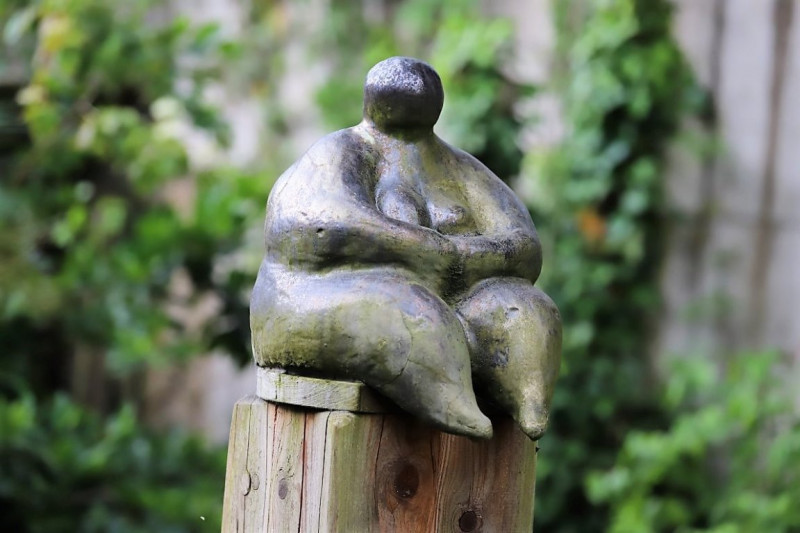Gartenkunst blüht im Verborgenen – Ton trifft Holz