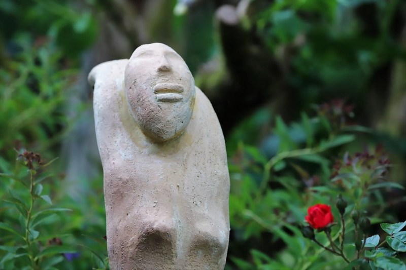 Gartenkunst blüht im Verborgenen – Ton trifft Holz