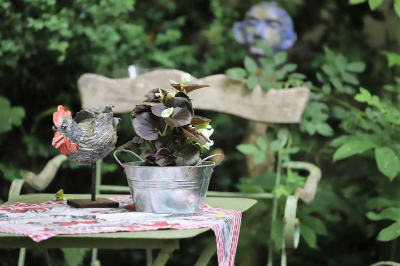 Gartenkunst blüht im Verborgenen – Ton trifft Holz