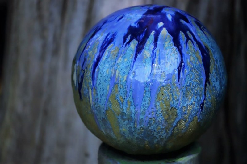 Gartenkunst blüht im Verborgenen – Ton trifft Holz