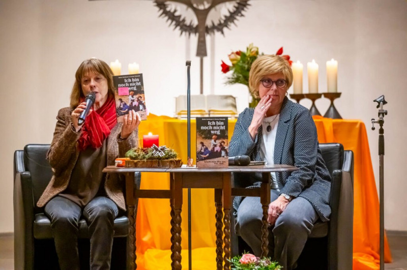 „Ich bin noch nicht weg“ von Gisela Steinhauer und Verena Welschof