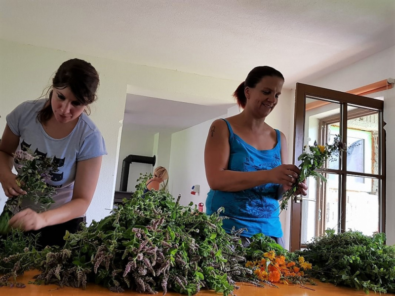 Kräuterbuschen binden mit den Mieminger Bäuerinnen