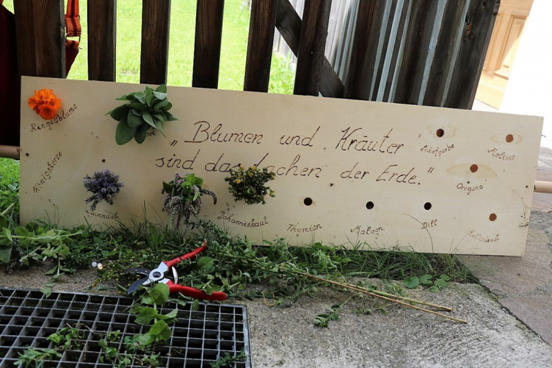 Kräuterbuschen binden mit den Mieminger Bäuerinnen
