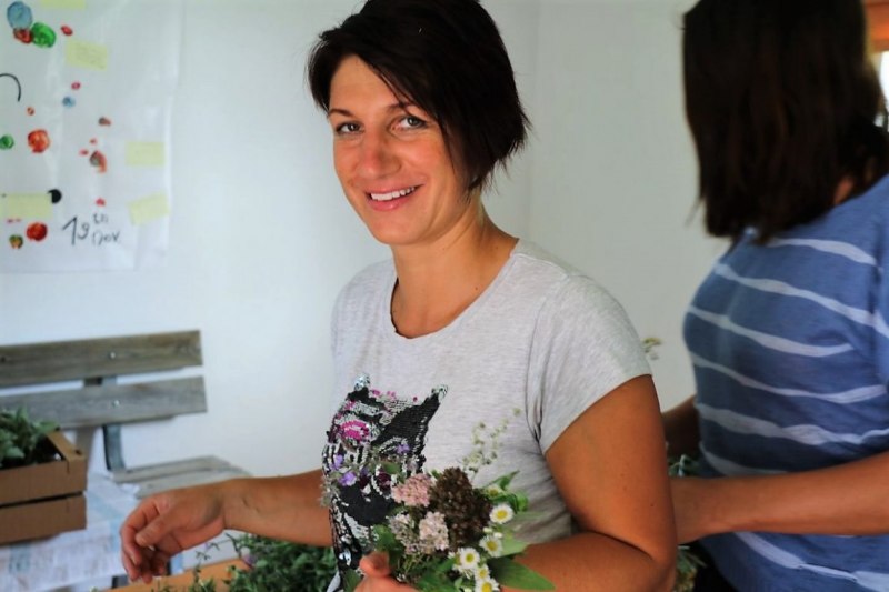 Landfrauen binden Kräuterbuschen zum Fest Maria Himmelfahrt